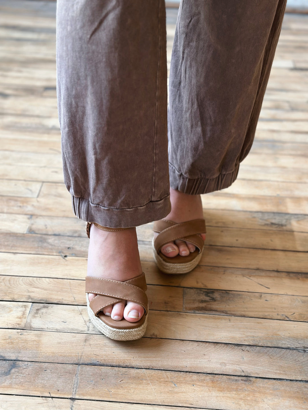 front ankle view mineral washed pants ankle length are paired with an elastic waistband and half-cinched hem in mocha