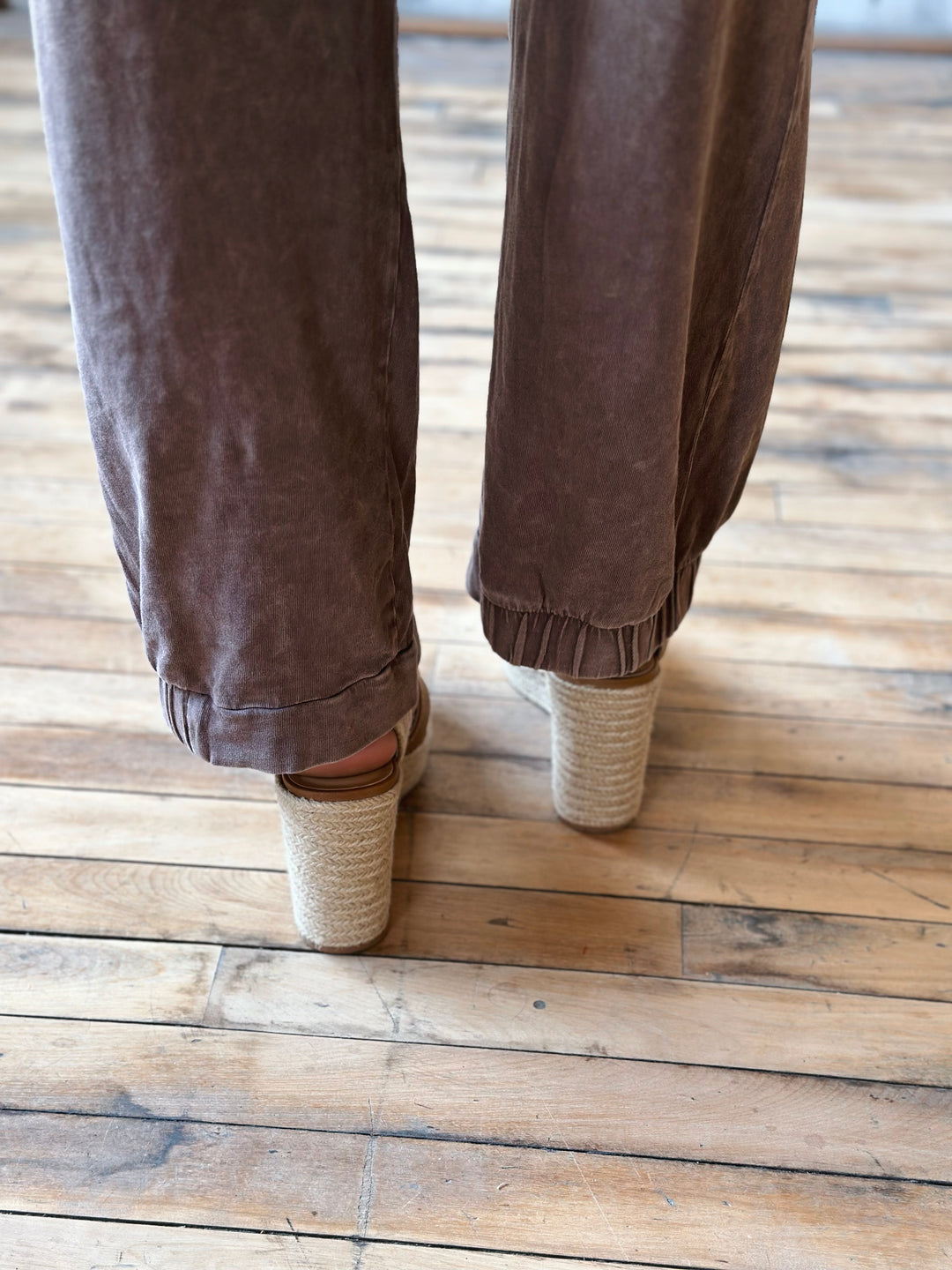 back ankle view mineral washed pants ankle length are paired with an elastic waistband and half-cinched hem in mocha