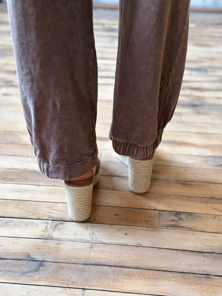 back ankle view mineral washed pants ankle length are paired with an elastic waistband and half-cinched hem in mocha