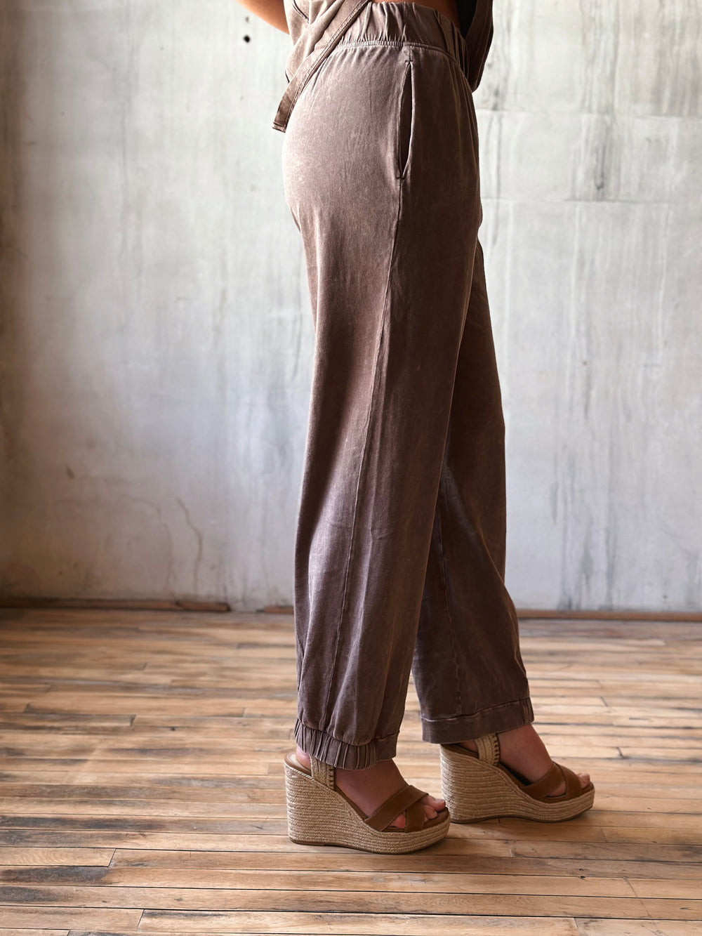 side view mineral washed pants ankle length are paired with an elastic waistband and half-cinched hem in mocha